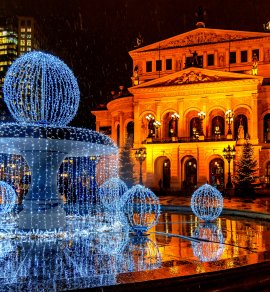 Alte Oper und Lucae Brunnen in Frankfurt © helmutvogler - stock.adobe.com