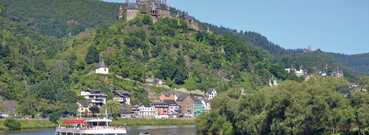 Schifffahrt auf der Mosel bei Cochem © travelpeter-shutterstock.com/2013