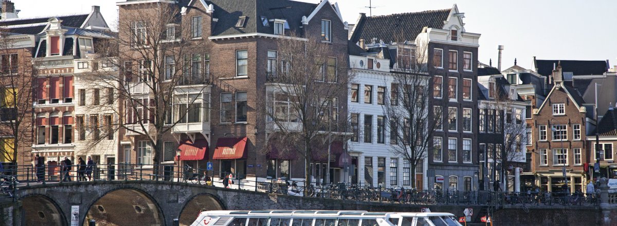 Grachtenfahrt in Amsterdam  © Jaroslav Moravcik - fotolia.com