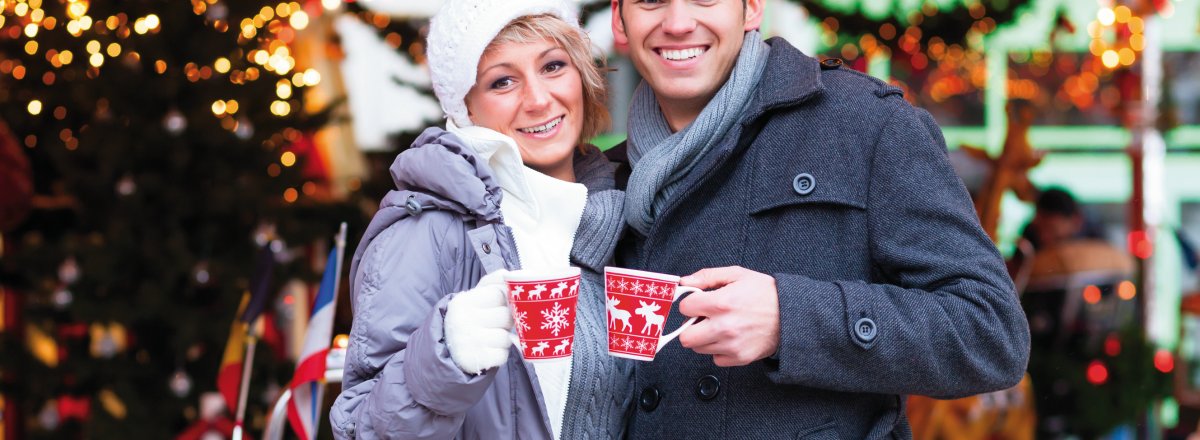 Auf dem Weihnachtsmarkt © Kzenon - stock.adobe.com