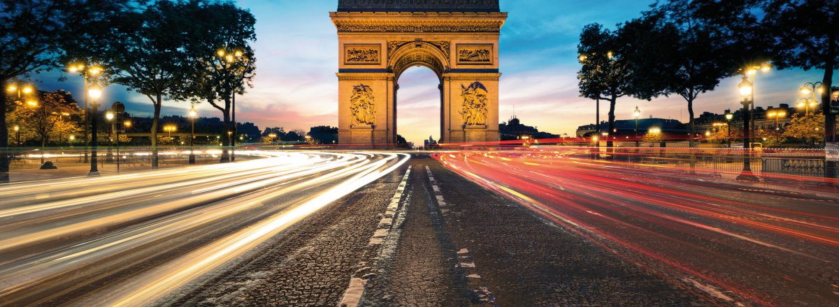 Champs Elysees mit Triumphbogen bei Nacht in Paris © Beboy-fotolia.com