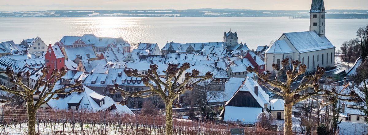 Blick über das winterliche Meersburg &copy; Manuel Schönfeld-stock.adobe.com