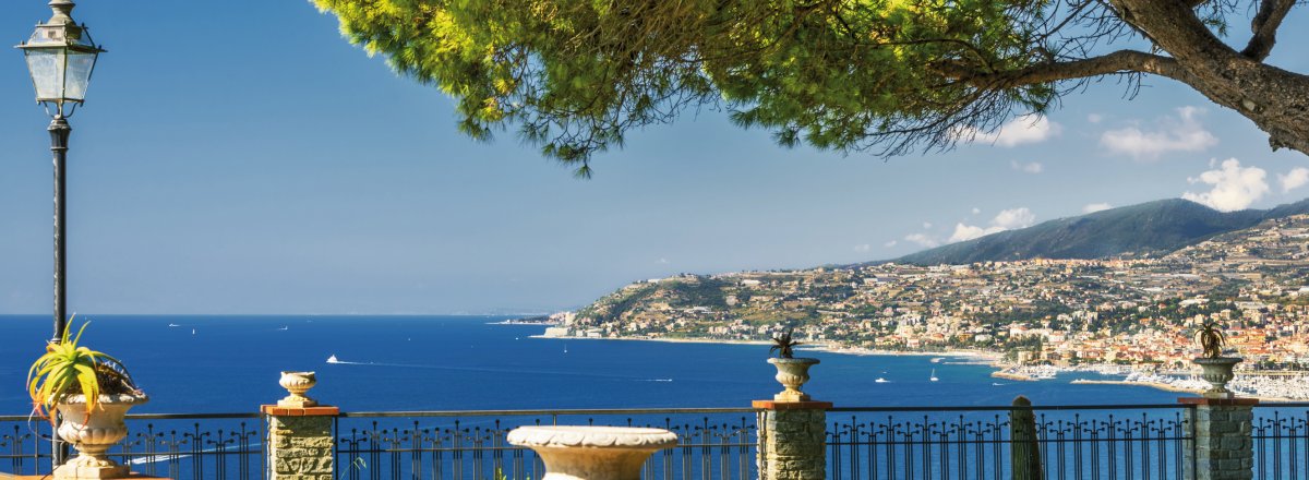 Blick auf die Bucht von  San Remo (Sanremo) © andrzej2012-stock.adobe.com