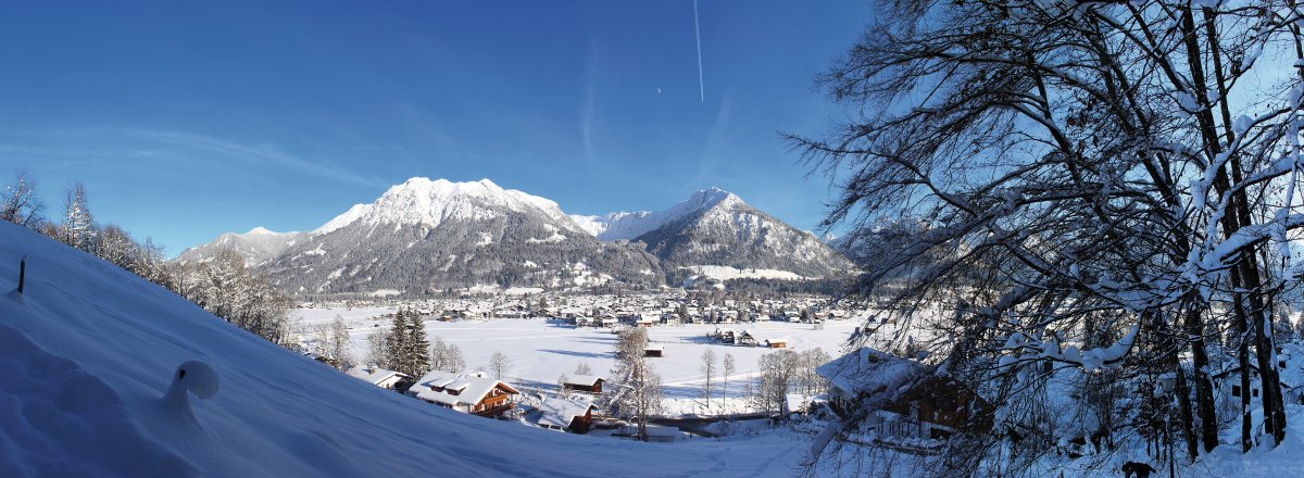 Blick auf das verschneite Oberstdorf © pixabay.com/ValentinoLautsoski