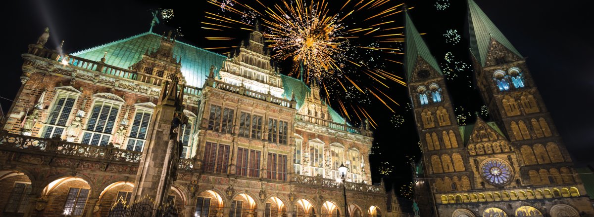 Silvesterfeuerwerk über St. Petri Dom © Klaus Tetzner-fotolia.com