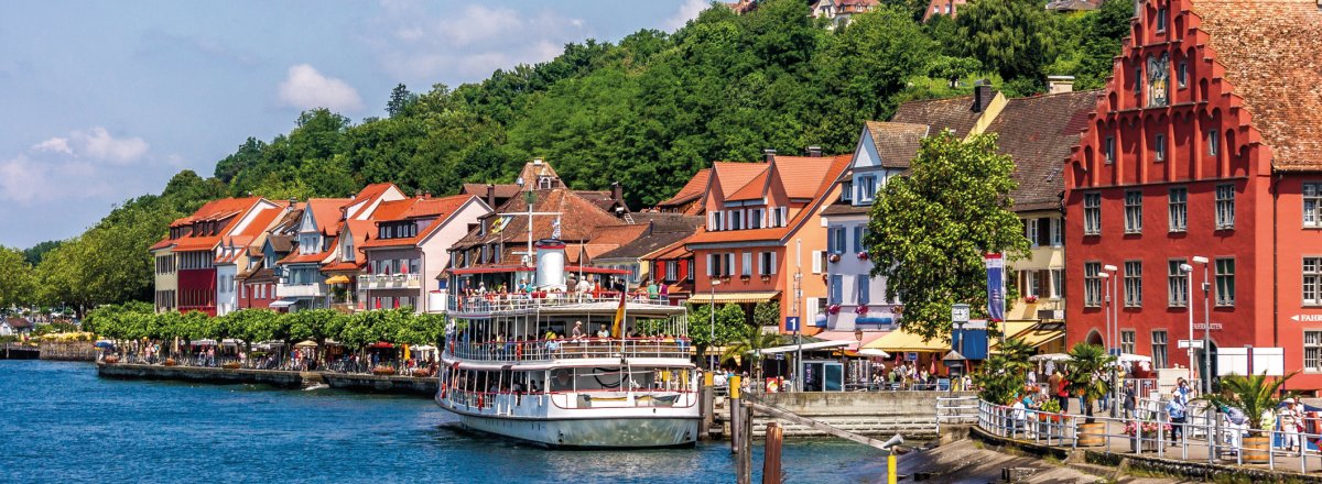 Seepromenade mit Ausflugsschiff in Meersburg &copy; zauberblicke-stock.adobe.com