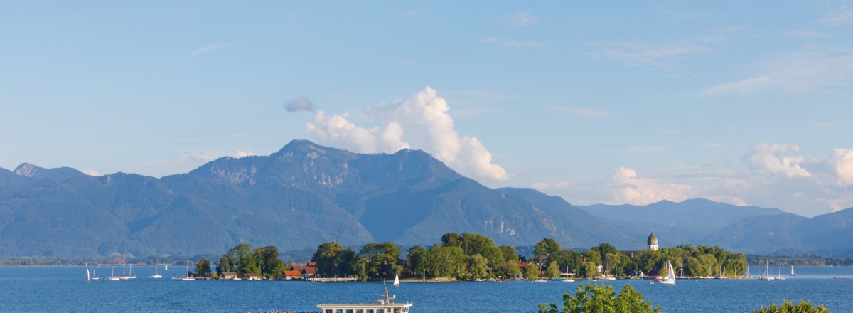 Schiff vor der Fraueninsel © Jochen Netzker-fotolia.com