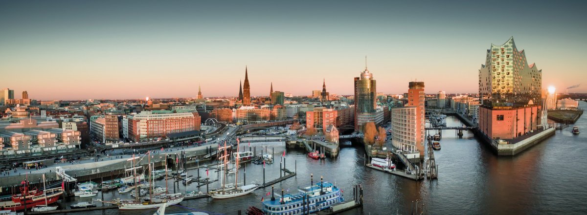 Elbphilharmonie und Hafencity bei Sonnenuntergang © Jonas Weinitschke-fotolia.com