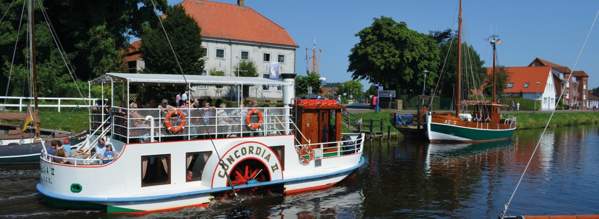 Raddampfer im Hafen von Carolinensiel © www.ostfriesland.de 