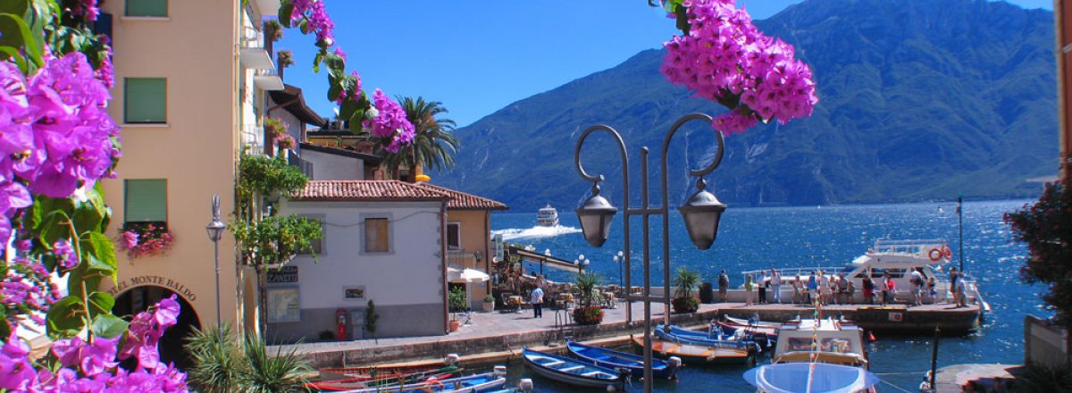 Limone Hafen mit Blumen