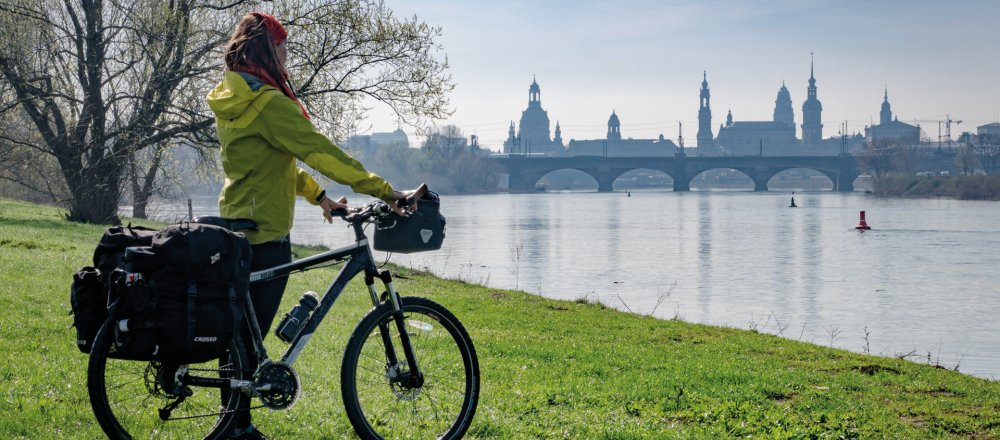 Mit dem Fahrrad vor der Dresdner Skyline © Alicja Rapsiewicz LosWiaheros.pl