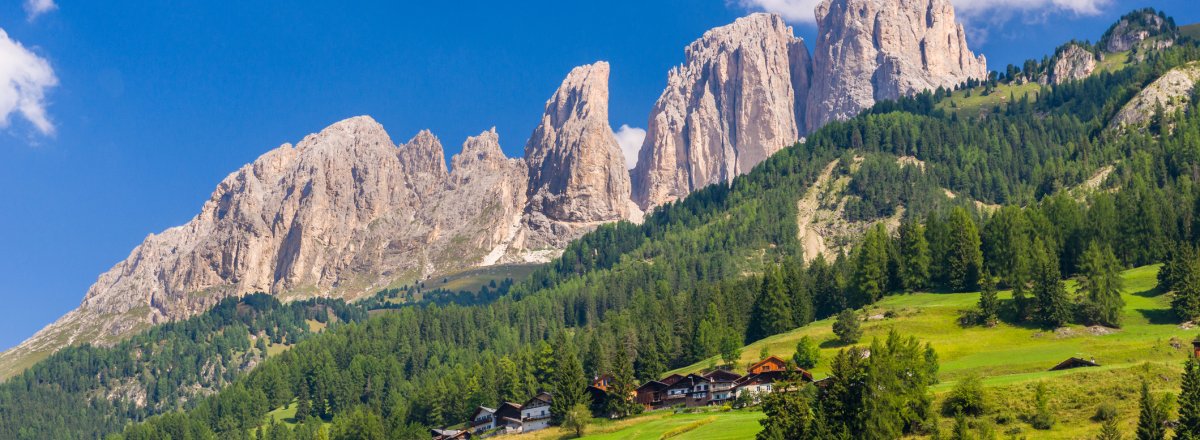 Blick auf die Langkofel Gruppe © Fabio Lotti - stock.adobe.com