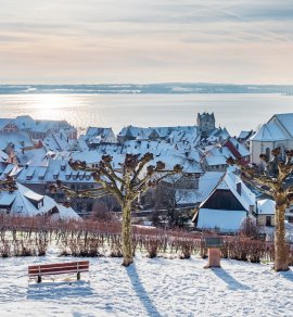 Blick über das winterliche Meersburg &copy; Manuel Schönfeld-stock.adobe.com