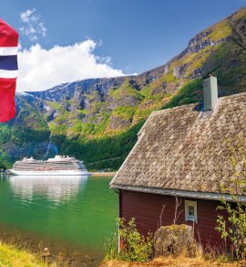 Kreuzfahrtschiff in Flam &copy; Tomas Marek-stock.adobe.com