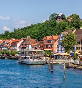 Seepromenade mit Ausflugsschiff in Meersburg &copy; zauberblicke-stock.adobe.com