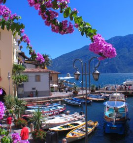 Limone Hafen mit Blumen