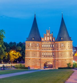 Holstentor am Abend &copy; jovannig - stock.adobe.com