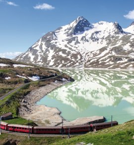 Bernina Express auf dem Bernina Pass &copy; Silvano Rebai-fotolia.com